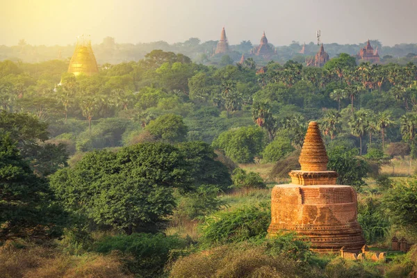 Muchos de los templos de Bagan en Myanmar — Foto de Stock