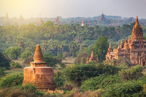 Muchos de los templos de Bagan en Myanmar — Foto de Stock