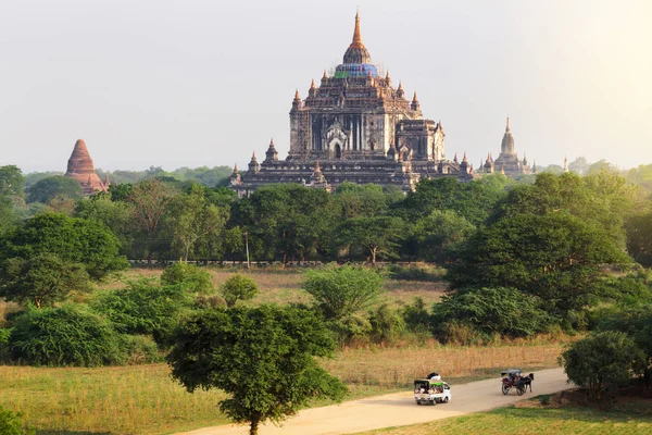 El turista en el camino en la llanura de Bagan (Pagano) al amanecer B — Foto de Stock