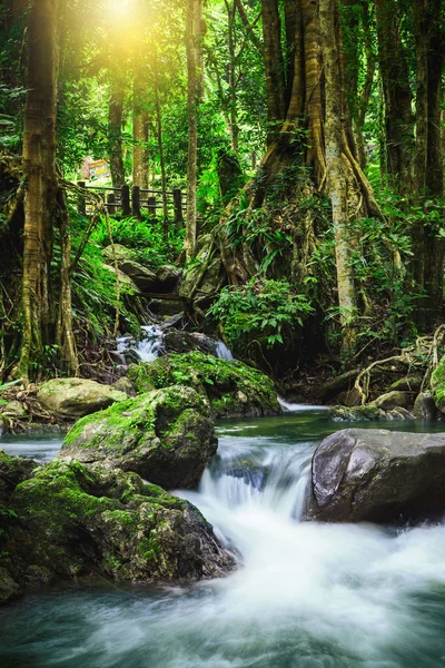 Klong lan cascada, hermosa cascada en la selva tropical en Kampan —  Fotos de Stock