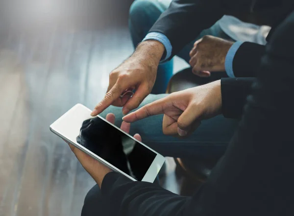 Eller yukarı yakın yumuşak odak iş adamı, alışveriş Online'ı kullanarak 