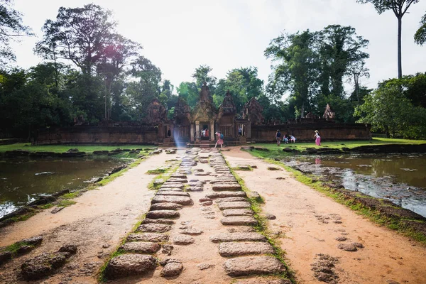 Τουρίστας στο εκπληκτικό Ναό Bayon αρχαίο κάστρο, Angkor Thom, Si — Φωτογραφία Αρχείου