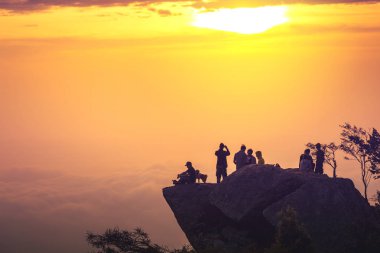 genç adam Asya turizm Mountain puslu üzerinde izliyor 