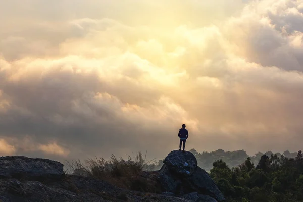 genç adam Asya turizm Mountain puslu üzerinde izliyor 