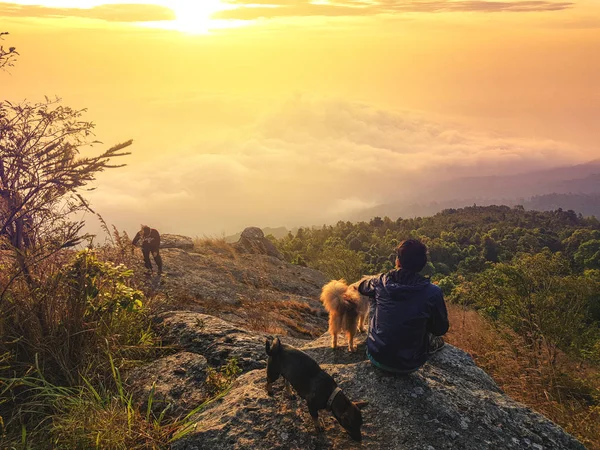 genç adam Asya turizm Mountain puslu üzerinde izliyor 