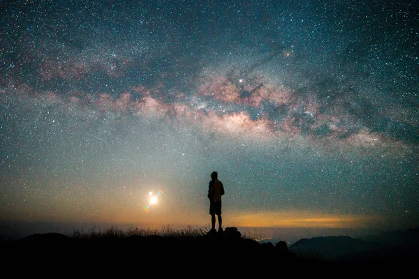 Paisaje con Vía Láctea, Vía Láctea de fondo, Cielo nocturno con s — Foto de Stock