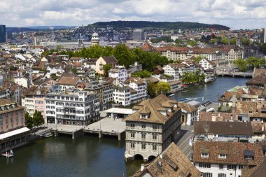 Görüş belgili tanımlık nehir ve Zürih şehir bulutlu bir günde, İsviçre