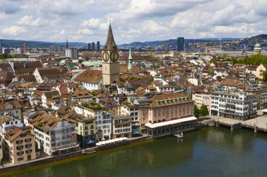 Görüş belgili tanımlık nehir ve Zürih şehir bulutlu bir günde, İsviçre