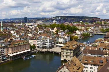 Görüş belgili tanımlık nehir ve Zürih şehir bulutlu bir günde, İsviçre
