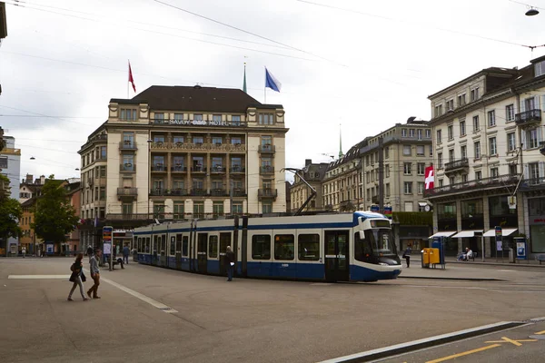 Villamos a téren, Zürich, Svájc — Stock Fotó