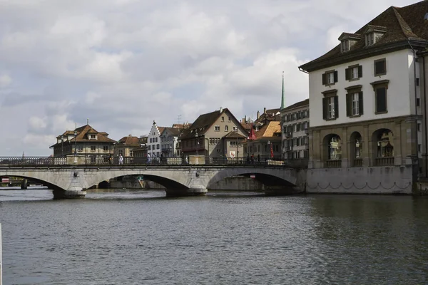 Zürih, İsviçre çatılar için göster