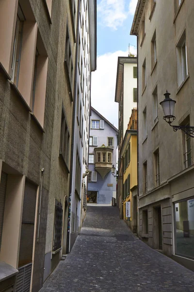 Małe puste street w Zurych, Szwajcaria — Zdjęcie stockowe