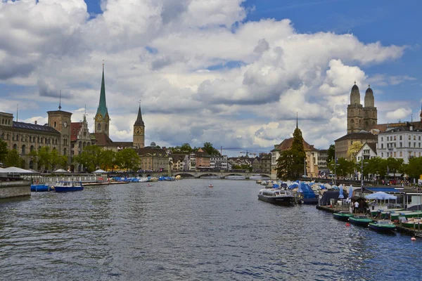 查看中多云的天气，瑞士的苏黎世河 — 图库照片