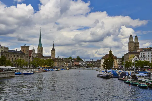 Bulutlu bir günde, İsviçre Zürih'te nehre görüntülemek