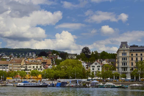 Kijk naar Zürich in een bewolkte dag, Zwitserland — Stockfoto