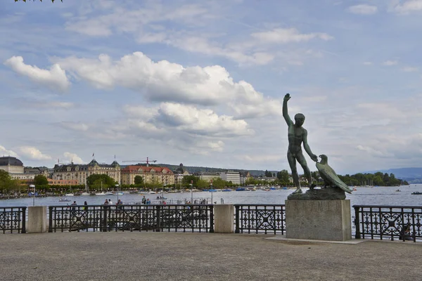 Heykel insan ve kartal Promenade Zurich, İsviçre