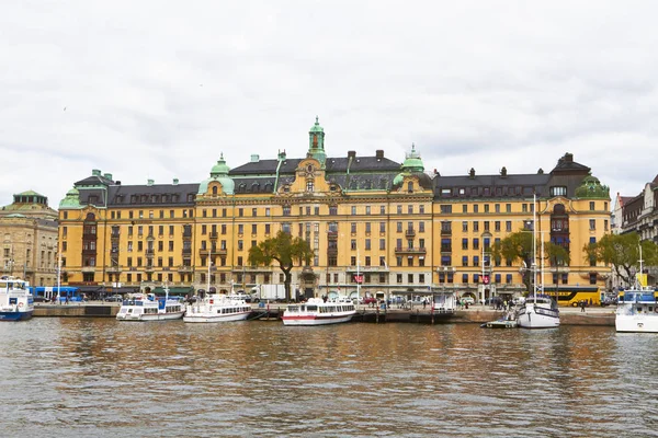 Żółty stan budynku w Sztokholm, Szwecja — Zdjęcie stockowe