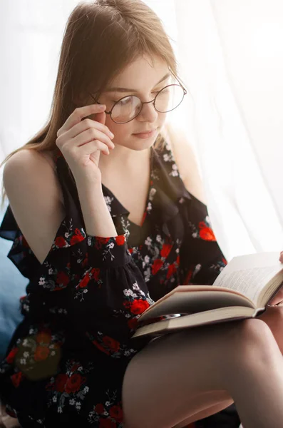 Öğrenci kitap okuyor.