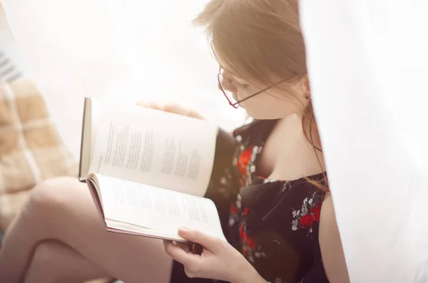 Genç kız kitap okuyor.