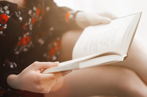 Kız ilginç bir kitap okur