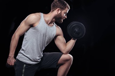 Dambılı yakışıklı atletik adam..