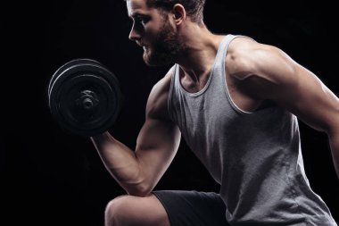 Dambılı yakışıklı atletik adam..