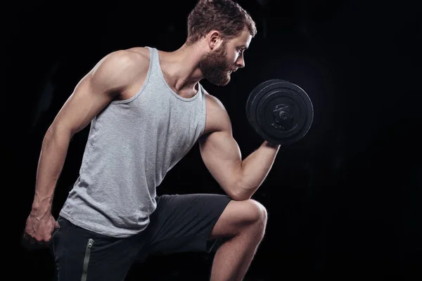 Dambılı yakışıklı atletik adam..