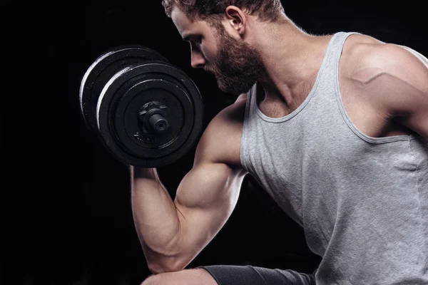 Dambılı yakışıklı atletik adam..