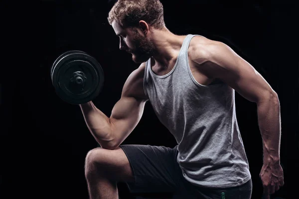 Dambılı yakışıklı atletik adam..