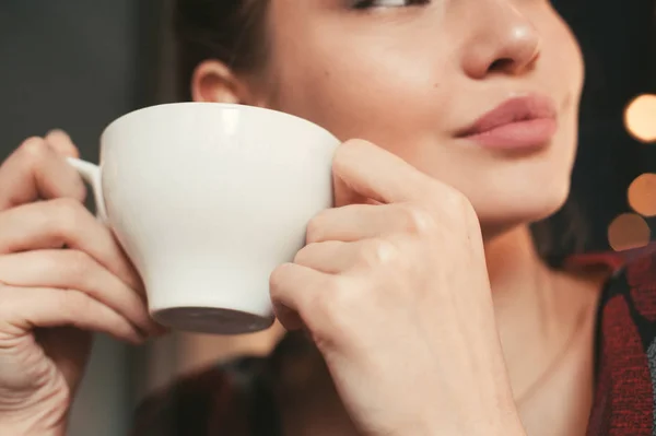 Bir fincan çay elinde tutan kız — Stok fotoğraf