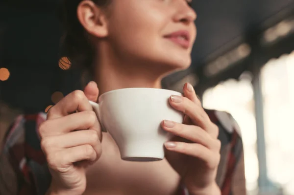 Bir fincan kahve elinde tutan kız — Stok fotoğraf