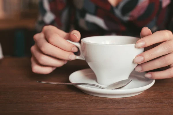 bir fincan kahve elinde tutan kız