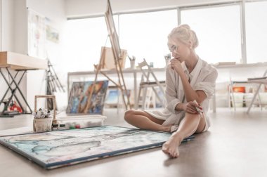 Sanatçının tuval üzerine boya