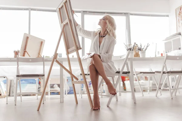 Sanatçı bir resim çizer..