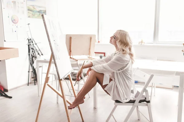 El artista admirando su pintura — Foto de Stock