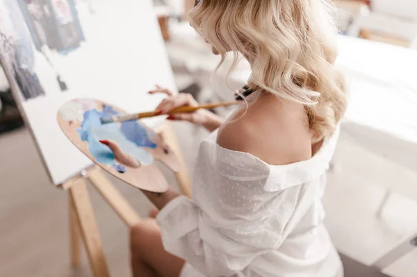 depositphotos_152700032-stock-photo-a-woman-paints-a-picture.jpg