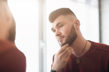 genç adam Aynaya bakar