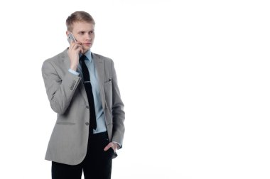 Genç işadamı telefonda konuşuyor.