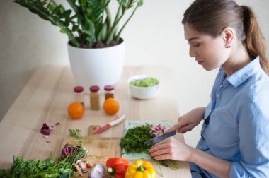 Vejetaryen salata hazırlama kız