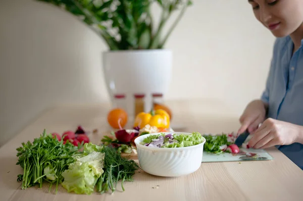 Di atas meja dapur terbaring sayuran untuk salad — Stok Foto