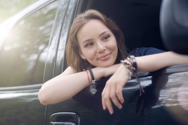 Arabada yolcu biniyor