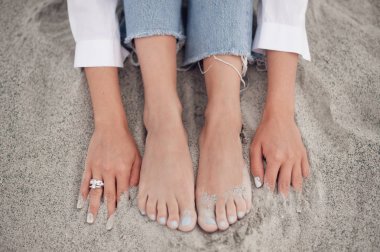 Kum üzerine oturan kız alır sakin ol