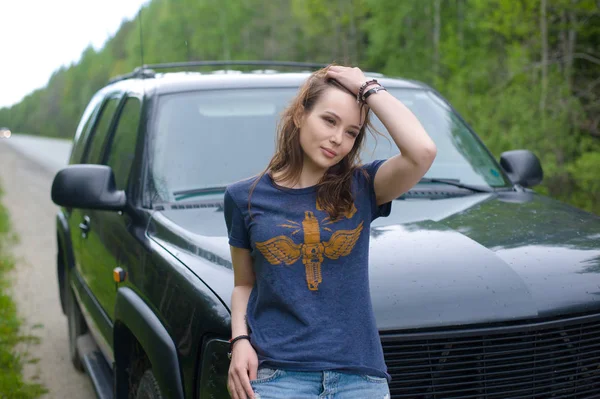 The girl standing by the car — Stock Photo, Image