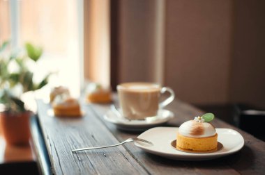 Kahve ve pancake ahşap bir masa üzerinde