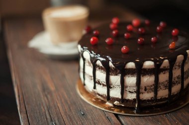 Lezzetli pasta çikolata ile sulanan ve çilek ile dekore edilmiş