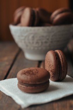 Tahta bir masanın üzerinde yatan acıbadem kurabiyesi