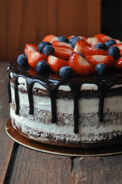 En läcker tårta med bär — Stockfoto
