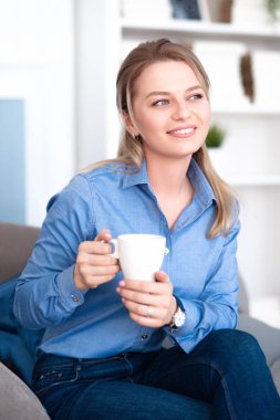Kahve içmek çok güzel bir gülümsemen kızla
