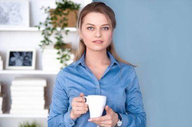 Kız elinde kahvesiyle