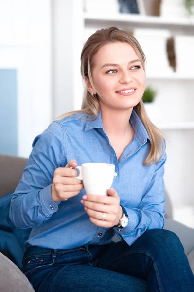 Kahve içmek çok güzel bir gülümsemen kızla — Stok fotoğraf